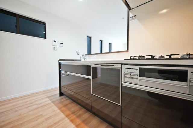 尼崎市大庄北5丁目新築一戸建てのキッチン|システムキッチンは食洗機付き。食後の面倒な片づけの際にも大活躍です。落ち着いた色合いも◎