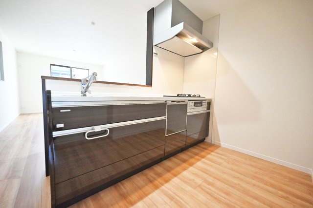 尼崎市大庄北5丁目新築一戸建てのキッチン|キッチンからリビング全体を見渡せるので、小さなお子様がいらっしゃるご家庭でも安心ですね。