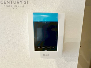 訪問者が来たときにテレビ画面で確認できるため、安心してドアを開けられます。録画機能があるものもあり、留守中に来訪者を記録しておくことができます。利便性が高く、セキュリティ面でも安心です。
