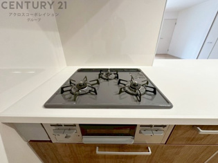 多数の調理器具を同時に使用でき、料理の効率化が可能。省エネで節約になり、様々な料理スタイルに適応できます。また、火力調整が独立しており、手入れや掃除もしやすく、今よりもっとお料理が楽しくなるかも。