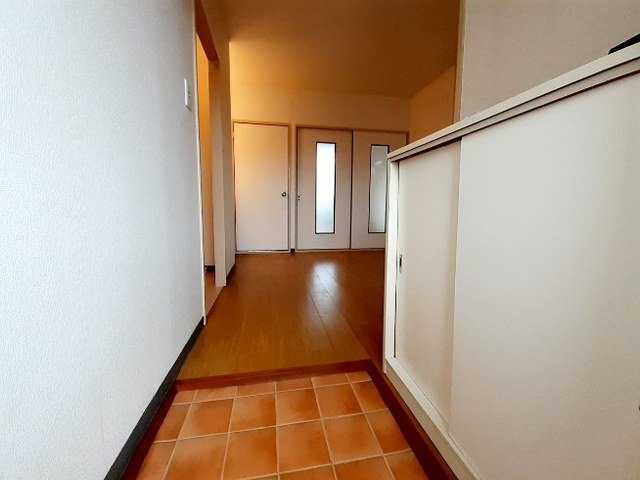 収納もある玄関です
