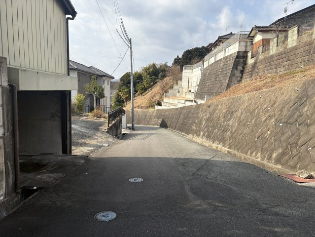 勿来町四沢作田 中古一戸建ての前面道路含む現地写真