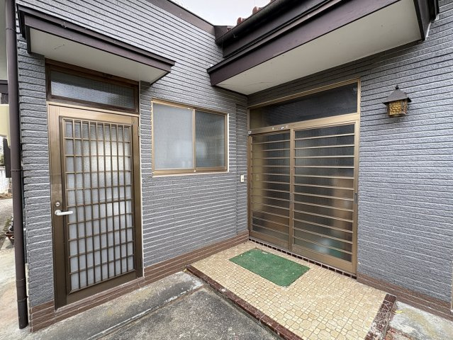 勿来町四沢作田 中古一戸建ての玄関