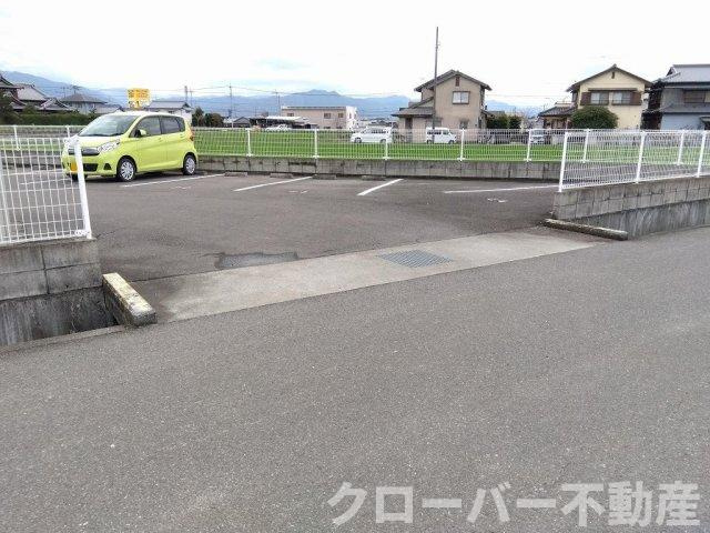 レオネクストグランデ　セコンドの駐車場