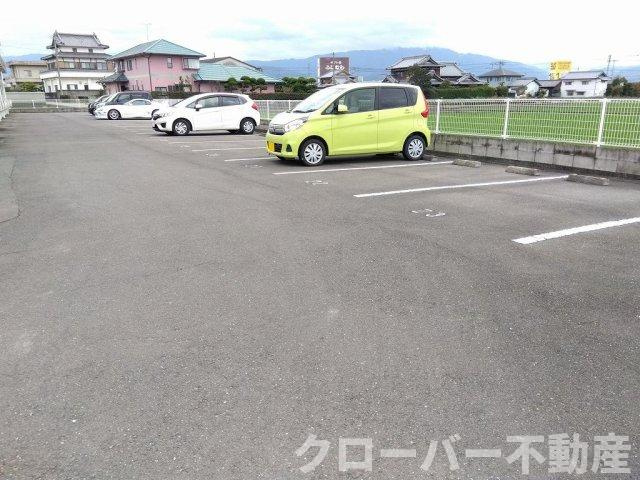 レオネクストグランデ　セコンドの駐車場