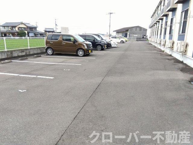 レオネクストグランデ　セコンドの駐車場
