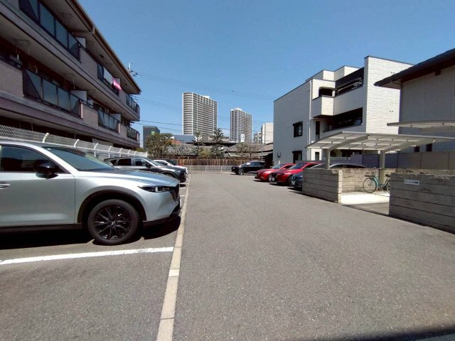 サニーコートティアラの駐車場