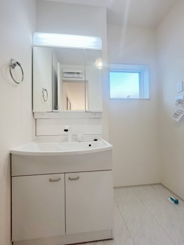 新築戸建・新築建売　福島市蓬莱6丁目第2　蓬莱東小・蓬莱中の独立洗面台|三面鏡付き独立洗面台の隣には洗濯機置き場も完備！