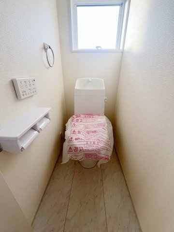 新築戸建・新築建売　福島市蓬莱6丁目第2　蓬莱東小・蓬莱中のトイレ|窓付きトイレなので自然光が入り昼間は照明いらずで省エネ効果◎