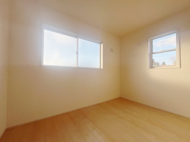 新築戸建・新築建売　福島市蓬莱6丁目第2　蓬莱東小・蓬莱中の洋室|子供部屋にもおすすめの洋室は学習机を置いて手元も明るい♪