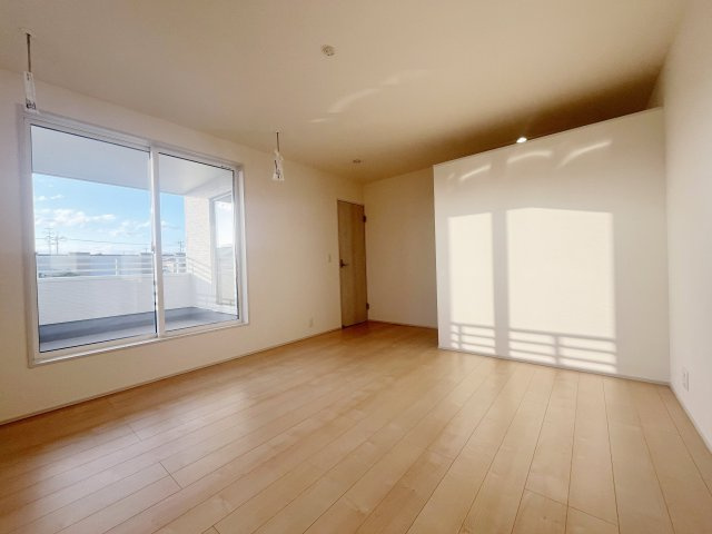 新築戸建・新築建売　福島市蓬莱6丁目第2　蓬莱東小・蓬莱中の洋室|主寝室はバルコニーに面した大きな掃き出し窓が魅力！ホスクリーン付きも嬉しいポイントです！