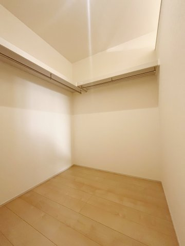 新築戸建・新築建売　福島市蓬莱6丁目第2　蓬莱東小・蓬莱中の収納|広めのウォークインクローゼットは枕棚付きなので小物収納にも便利！L字型なので洋服も見つけやすいです！