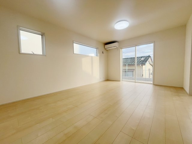 新築戸建・新築建売　福島市蓬莱6丁目第2　蓬莱東小・蓬莱中の居間・リビング|陽当たり良好な広々リビング！嬉しいリビングエアコン付き◎