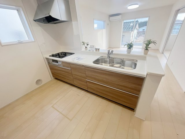 新築戸建・新築建売　福島市蓬莱6丁目第2　蓬莱東小・蓬莱中のキッチン|対面式のシステムキッチン！嬉しい上好き付き！点検口を兼ねた床下収納もあります！