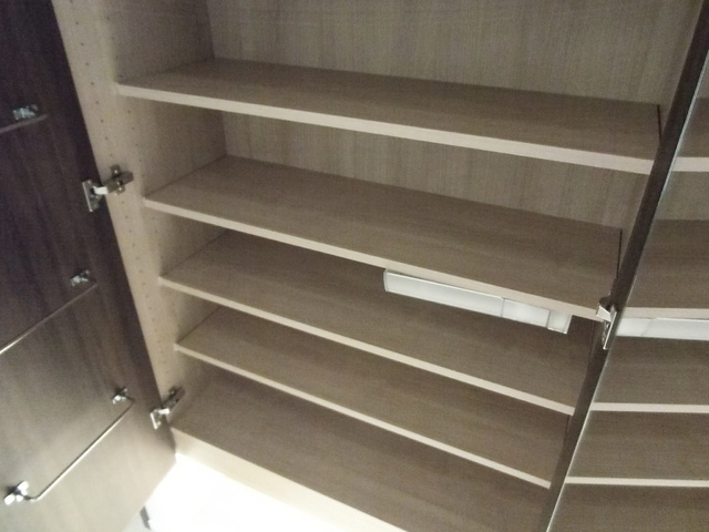 プラウド王子本町ディアージュの玄関|玄関収納もたっぷりです！