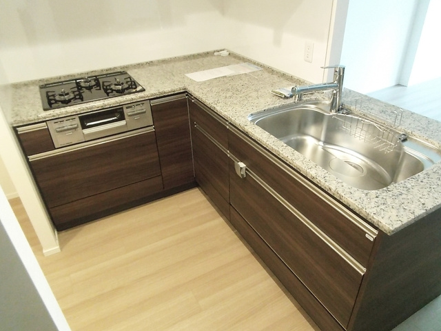 プラウド王子本町ディアージュのキッチン|L字キッチンですので、使いやすいです！コンロも３口！