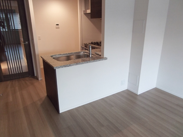 プラウド王子本町ディアージュのキッチン|カウンターキッチンで食卓も明るく囲めそうですね！