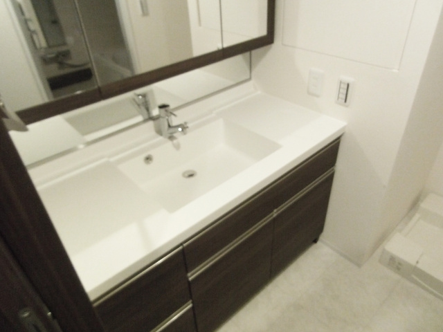 プラウド王子本町ディアージュの洗面所|大きな独立洗面台も完備しています！