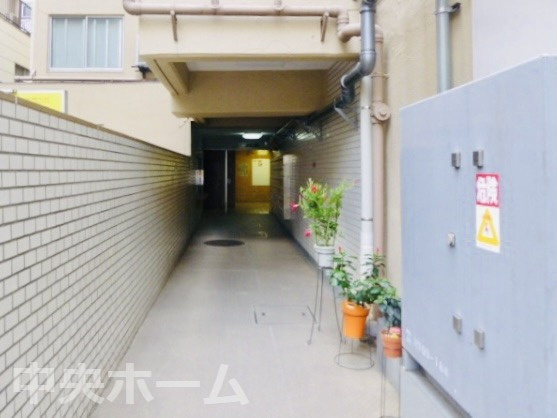 東陽町コーポラスのエントランス|【エントランス】マンションのエントランスは、その物件の印象を決める、顔とも言える場所です。毎日通る場所ですからきれいなのが一番です。エントランス内はオートロックですので暮らしの安全も確保されています。