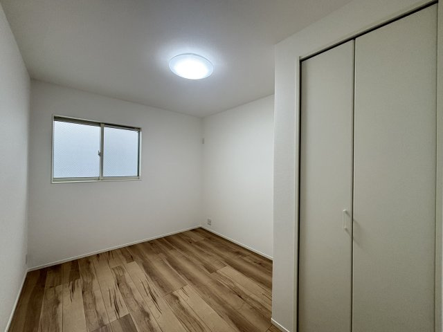 MELDIA西区城西町076②｜名古屋市の戸建ならホームアップの洋室|全室にクローゼットを完備。お洋服や荷物を隠して収納できるので、お部屋をいつも広々スッキリと保てます。