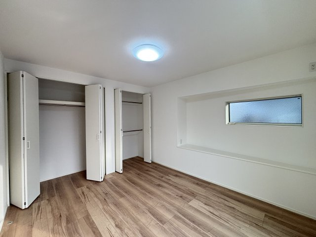 MELDIA西区城西町076②｜名古屋市の戸建ならホームアップの収納|洗濯物をたたむ手間が省ける「掛ける収納」で家事時短に貢献。シワになりやすいシャツやジャケットもきれいに保管できます