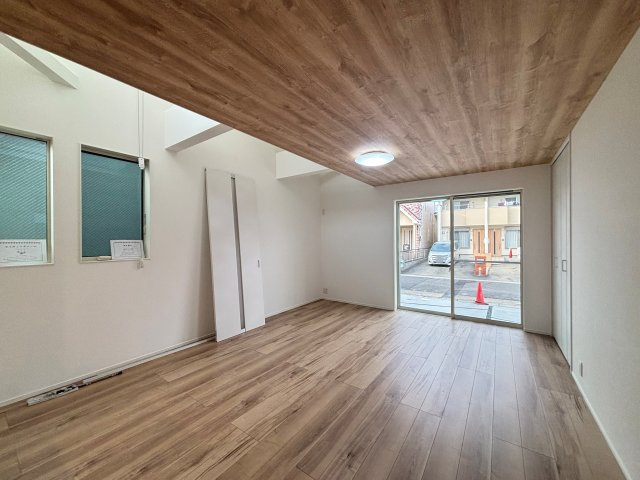 MELDIA西区城西町076②｜名古屋市の戸建ならホームアップの居間・リビング|吹抜から明るい日差しが差し込みます