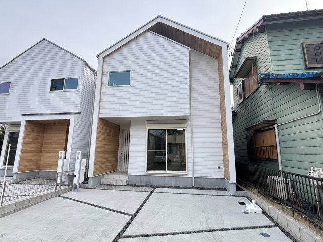 MELDIA西区城西町076②｜名古屋市の戸建ならホームアップの駐車場|ご夫婦それぞれで車を所有しても安心の並列2台駐車。朝の忙しい時間帯も、車の入れ替え不要でスムーズに出発できます