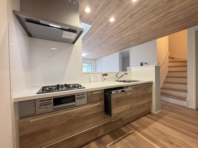 MELDIA西区城西町076②｜名古屋市の戸建ならホームアップのキッチン|リビングで遊ぶお子様の様子を見守りながら、安心してお料理。家族との会話も弾む、幸せなキッチン時間です。