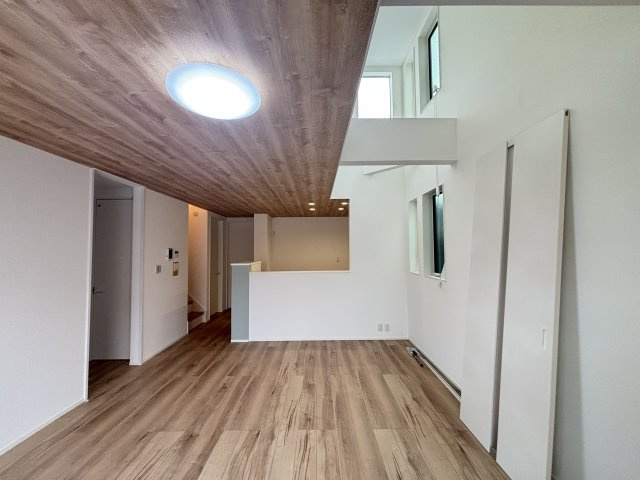 MELDIA西区城西町076②｜名古屋市の戸建ならホームアップの居間・リビング|たっぷりの陽光が降り注ぎ、自然と家族が集まる明るい空間。笑顔あふれる団らんの時間がここから始まります。