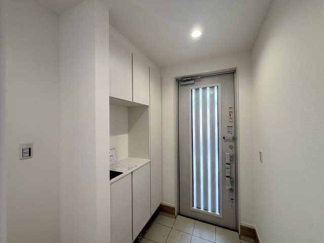 MELDIA西区城西町076②｜名古屋市の戸建ならホームアップの玄関|大容量のシューズボックスで、散らかりがちな玄関もスッキリ。