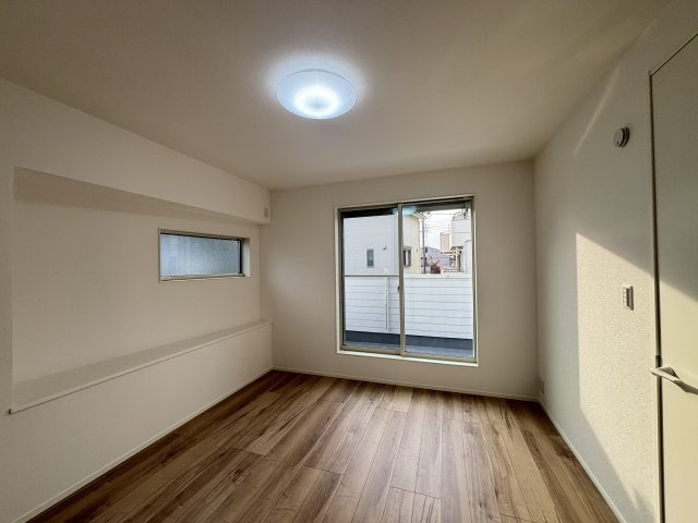 MELDIA西区城西町076②｜名古屋市の戸建ならホームアップの洋室|窓から心地よい光と風を取り込む二面採光。プライベートな時間をゆったりと過ごせる、安らぎの居室空間です。