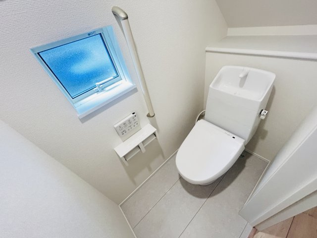 新築　前橋市南町2丁目　Heartful　Town　A号棟のトイレ|現地写真　節水タイプのウォシュレット付きトイレ、水道料節約に一役買います！
