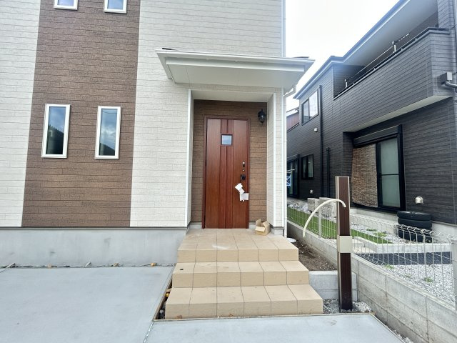 新築　前橋市南町2丁目　Heartful　Town　A号棟の玄関|現地写真　ポストと一体型のTVモニターホンでセキュリティ安心！
