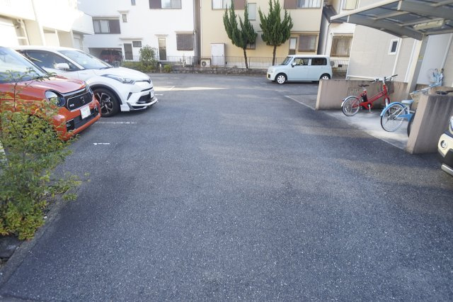 グランヒルミワＡ棟の駐車場