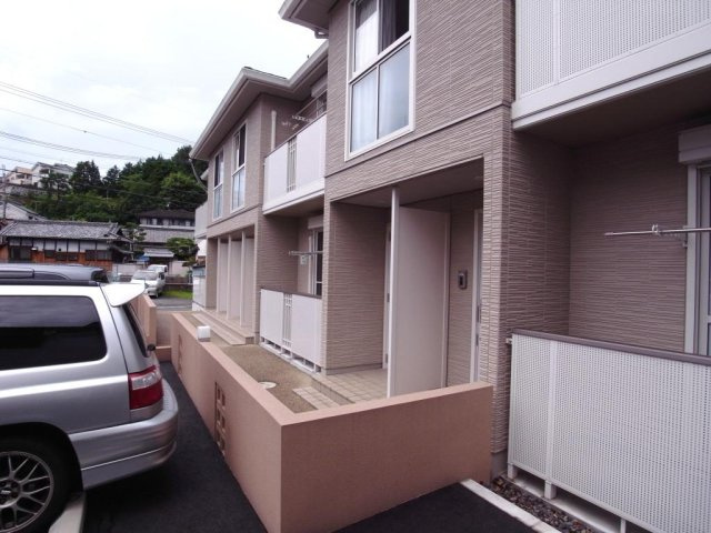 グランヒルミワＡ棟のエントランス