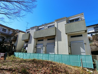 【外観】 | アトレ三田 | 小田急線「生田」駅まで徒歩5分！便利な立地の2階建てアパートです♪通勤通学はもちろん、お買い物やお出かけにもGood☆