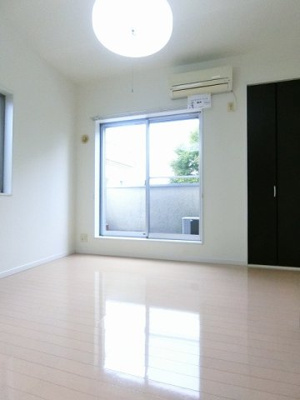 【洋室】 | アトレ三田 | ※参考写真※東向き洋室6帖☆テラスに繋がる角部屋二面採光のお部屋です！エアコン付きで1年中快適に過ごせますね☆クローゼットがあるのでお部屋もすっきり片付きます♪