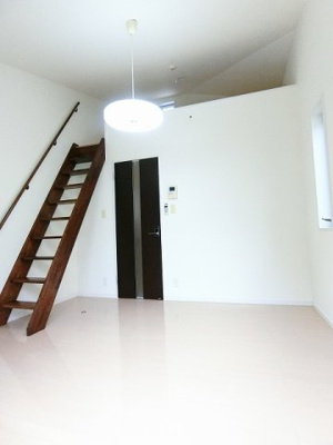 【寝室】 | アトレ三田 | ※参考写真※東向き洋室6帖☆窓側からの眺めです！ロフトスペースがあります♪お部屋が広々使えますね☆