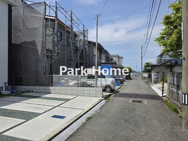 高知市介良乙　新築戸建ての前面道路含む現地写真