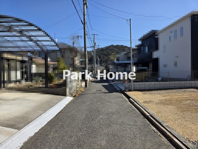 高知市介良乙　新築戸建ての前面道路含む現地写真