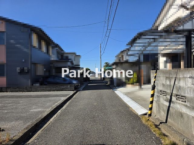 高知市介良乙　新築戸建ての前面道路含む現地写真
