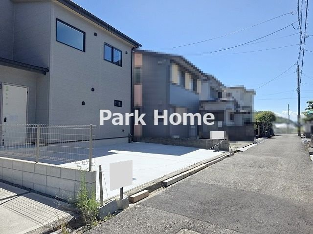 高知市介良乙　新築戸建ての前面道路含む現地写真