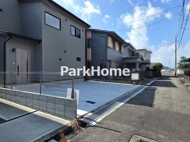 高知市介良乙　新築戸建ての前面道路含む現地写真
