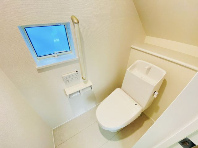 新築　前橋市南町2丁目　Heartful　Town　B号棟のトイレ|現地写真　節水タイプのウォシュレット付きトイレ、水道料節約に一役買います！
