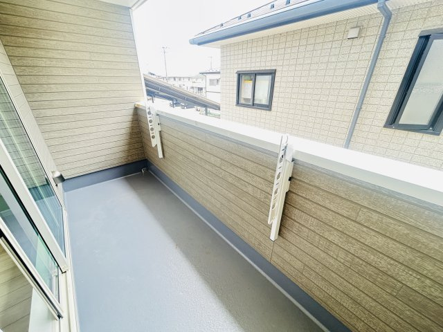 新築　前橋市南町2丁目　Heartful　Town　B号棟のバルコニー|現地写真　インナーバルコニーで少しの雨なら濡れずにすみます。天気が怪しいけど…という悩みも解消ですね!									


