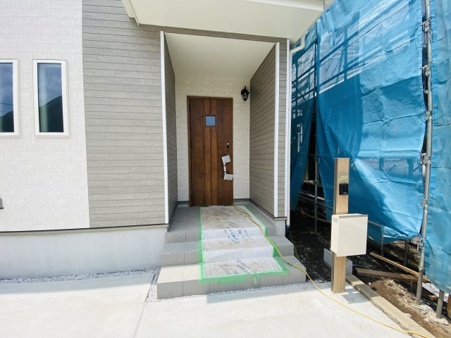 新築　前橋市南町2丁目　Heartful　Town　B号棟の玄関|現地写真　ポストと一体型のTVモニターホンでセキュリティ安心！
