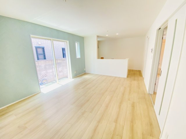 新築　前橋市南町2丁目　Heartful　Town　B号棟の居間・リビング|現地写真　家族の会話が弾む対面キッチン。お子様の様子も確認できて安心ですね。


