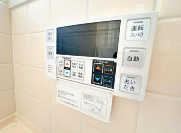 【中古】鶴ヶ島市太田ヶ谷中古住宅の発電・温水設備|給湯器操作パネル