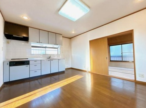 【中古】鶴ヶ島市太田ヶ谷中古住宅の居間・リビング|2FのLDKです