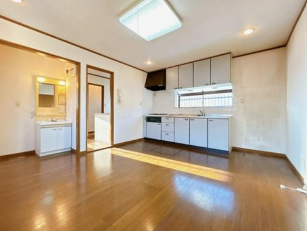 【中古】鶴ヶ島市太田ヶ谷中古住宅の居間・リビング|2FのLDKです